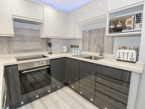 Cottage | Private kitchen | Fridge, dishwasher, electric kettle, toaster