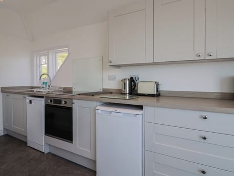 Cottage | Private kitchen | Fridge, dishwasher, electric kettle, toaster