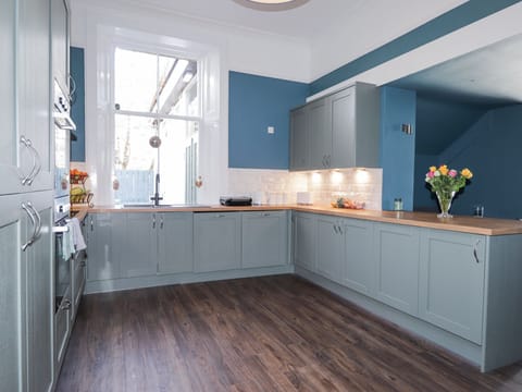 Cottage | Private kitchen | Fridge, dishwasher, cookware/dishes/utensils