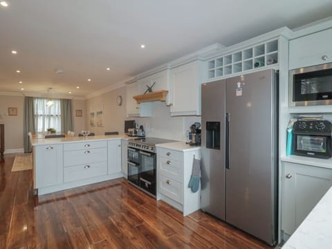 Dishwasher, electric kettle, toaster, cookware/dishes/utensils