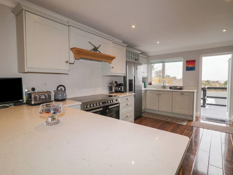 Dishwasher, electric kettle, toaster, cookware/dishes/utensils