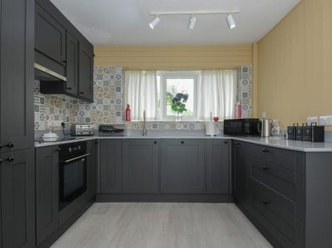 Dishwasher, cookware/dishes/utensils