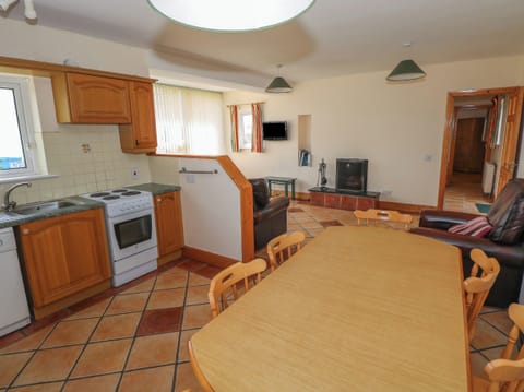 Electric kettle, toaster, cookware/dishes/utensils