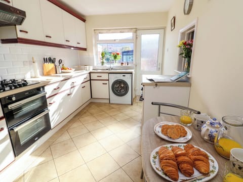 Cookware/dishes/utensils