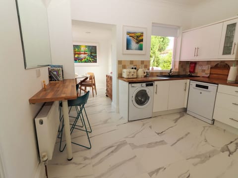 Cottage | Private kitchen | Dishwasher, electric kettle, toaster, cookware/dishes/utensils