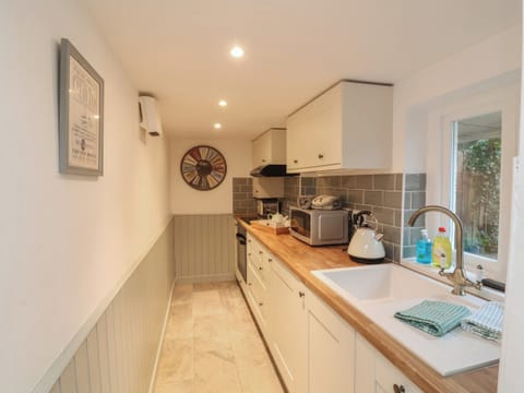 Fridge, dishwasher, cookware/dishes/utensils