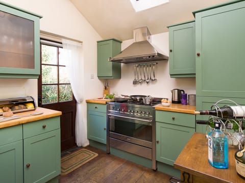 Fridge, dishwasher, cookware/dishes/utensils