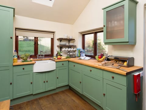 Fridge, dishwasher, cookware/dishes/utensils