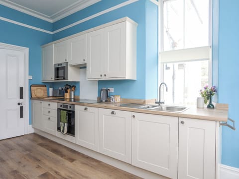 Fridge, dishwasher, cookware/dishes/utensils