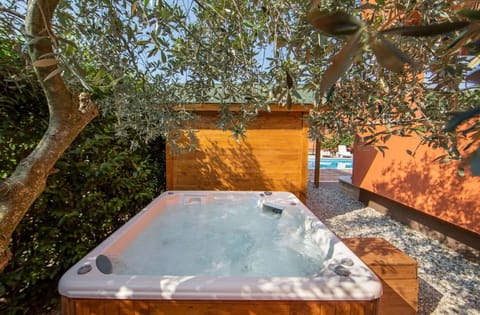 Outdoor spa tub