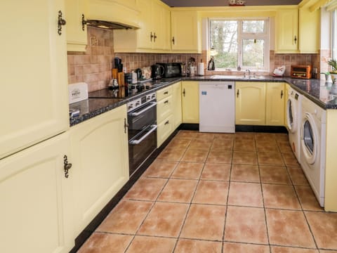 Dishwasher, electric kettle, toaster, cookware/dishes/utensils