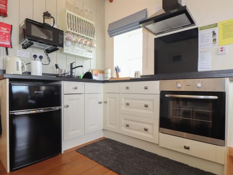 Electric kettle, toaster, cookware/dishes/utensils