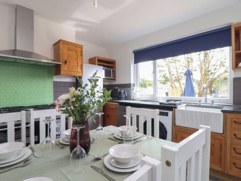 Dishwasher, cookware/dishes/utensils