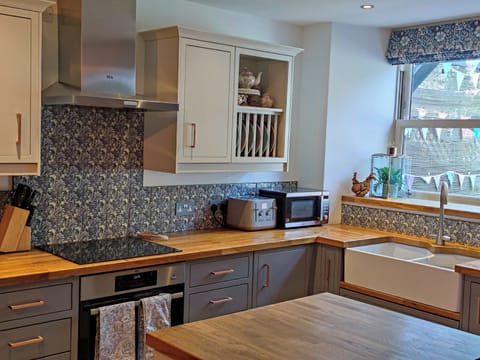 Fridge, dishwasher, electric kettle, toaster