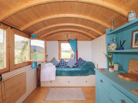 1 bedroom, individually decorated, individually furnished