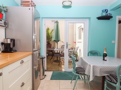 Cottage | Private kitchen | Fridge, dishwasher, cookware/dishes/utensils