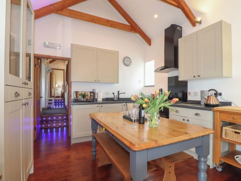 Electric kettle, toaster, cookware/dishes/utensils