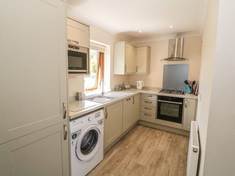 Fridge, dishwasher, cookware/dishes/utensils