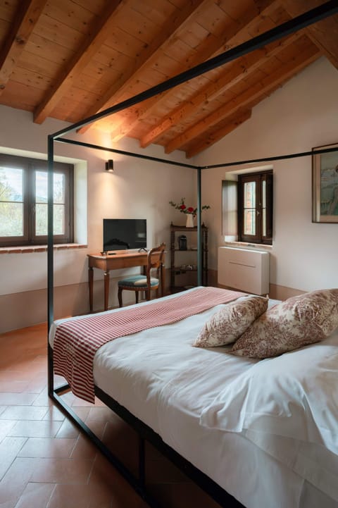 Junior Room, Lake View | Individually decorated, individually furnished, blackout drapes