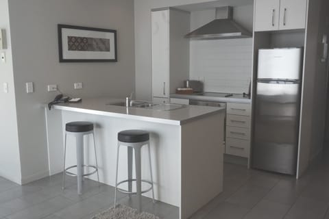 Deluxe Apartment, 1 Bedroom, Pool View | Private kitchen