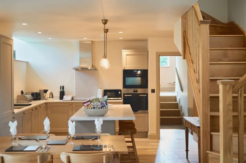 Cottage | Private kitchen | Dishwasher, cookware/dishes/utensils