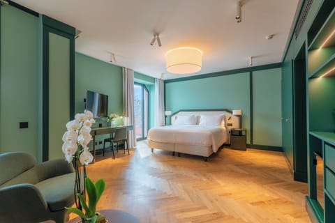 Junior Suite, Terrace, Lake View | In-room safe, desk, blackout drapes, soundproofing