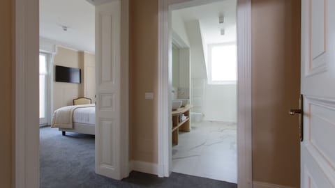 Deluxe Room, Lake View | Minibar, in-room safe, desk, soundproofing