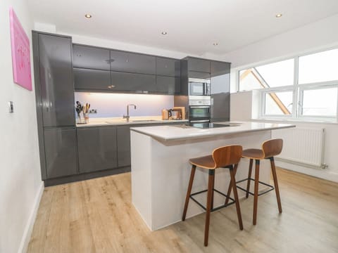 Dishwasher, cookware/dishes/utensils