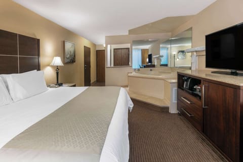 Deluxe Suite, 1 King Bed, Non Smoking | Premium bedding, pillowtop beds, in-room safe, desk