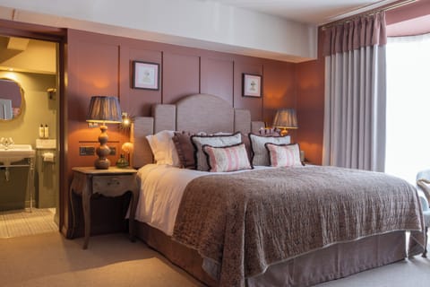 Fancy Room | Premium bedding, in-room safe, desk, laptop workspace