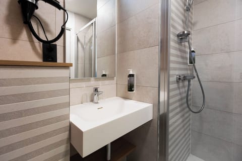 Soundproofing, free WiFi, bed sheets