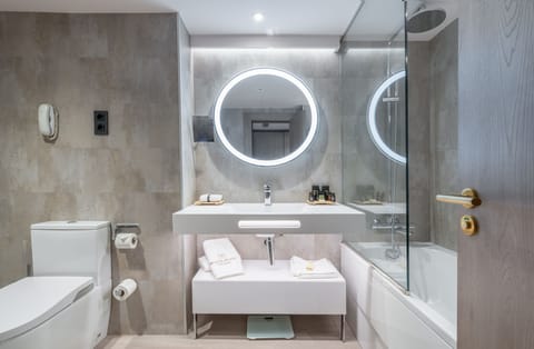 Penthouse Superior | Bathroom | Shower, free toiletries, hair dryer, bathrobes