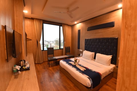 Luxury Room | Iron/ironing board, free WiFi