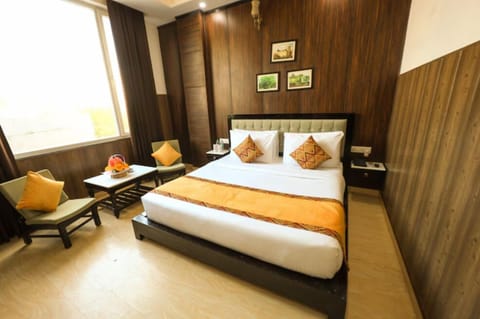 Deluxe Room | Iron/ironing board, free WiFi