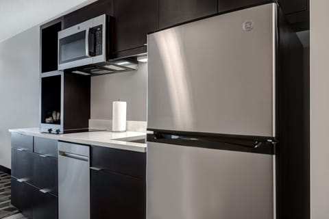 Full-size fridge, microwave, oven, dishwasher