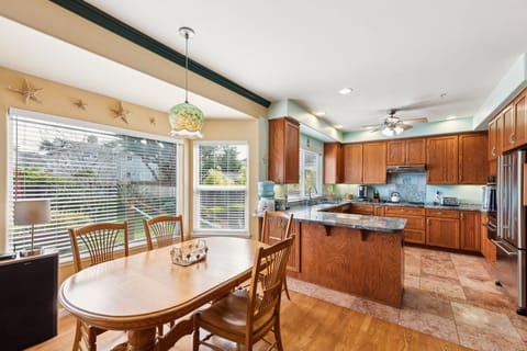 House, 5 Bedrooms | Private kitchen | Fridge, oven, coffee/tea maker, toaster