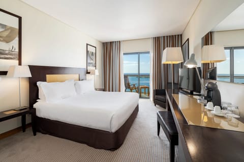 Executive Double or Twin Room, Ocean View | Minibar, in-room safe, desk, laptop workspace