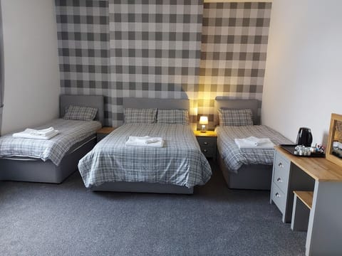 Quadruple Room | Desk, iron/ironing board, free WiFi