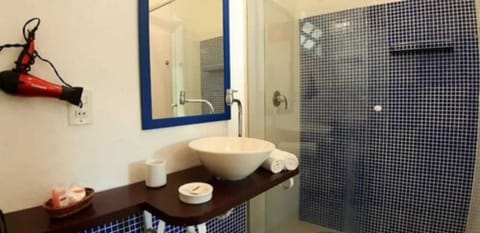 Superior Double Room, Balcony | Bathroom | Shower, hair dryer, towels