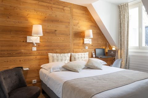 Double Room | Premium bedding, desk, soundproofing, free cribs/infant beds