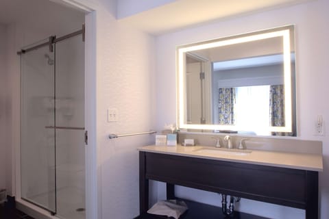 Combined shower/tub, towels