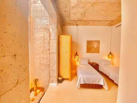 1+1 Aile Odasi Yatak Cesitleri ve Avlu/Havuz | Minibar, in-room safe, desk, iron/ironing board