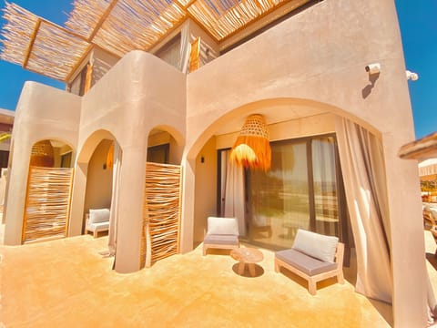 Royal Suite Gun Batimi, Deniz ve Havuz Manzarali | View from room