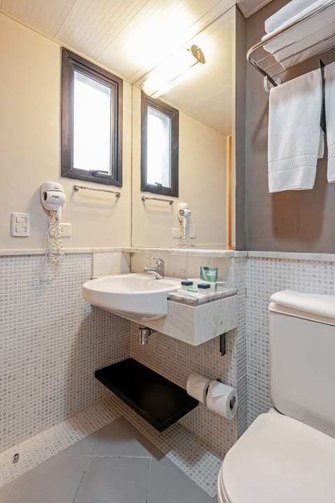 Deluxe Studio | Bathroom | Shower, hair dryer, towels