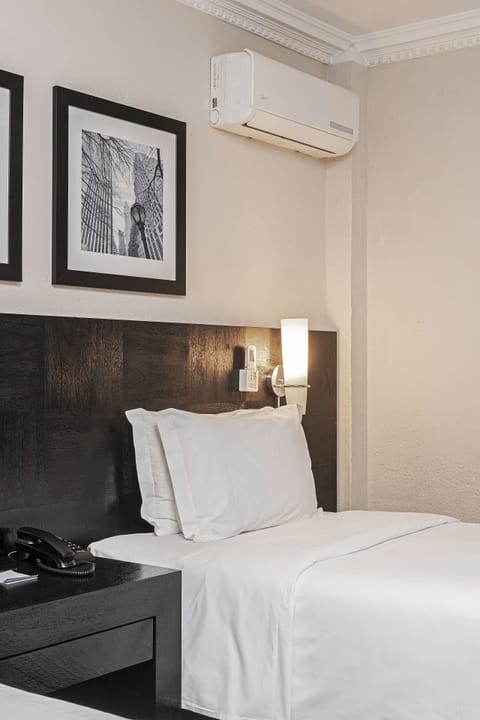 Deluxe Twin Room | Minibar, in-room safe, blackout drapes, free WiFi