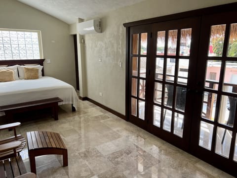 Comfort Room, 1 King Bed, Balcony | Premium bedding, pillowtop beds, minibar, in-room safe