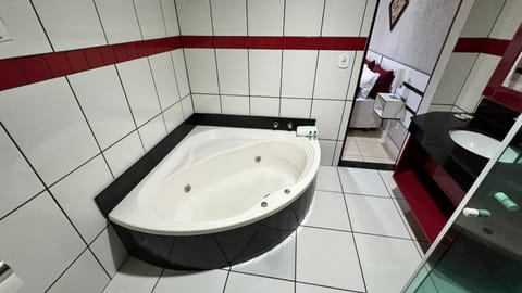 Family Room | Bathroom | Towels, soap, shampoo, toilet paper