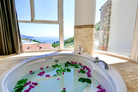 Tropical Jacuzzi Sea View Room | Jetted tub