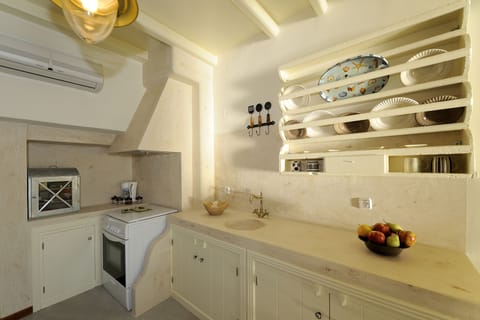 Traditional Villa | Private kitchen | Full-size fridge, stovetop, espresso maker, coffee/tea maker