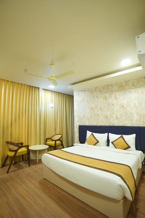 Studio Suite | Desk, laptop workspace, free WiFi